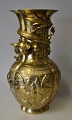 Kinesisk bronze vase, 20. årh. Øverst dekoreret med slygende drage. Korpus rigt dekoreret ...
