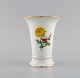 Meissen porcelænsvase med håndmalede blomster og guldkant. 1920'erne.Måler: 14 x 11,7 cm.I ...