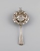 Europæisk 
sølvsmed. Antik 
sølv tesi. 
Dateret 1855
Længde: 18 cm.
I flot ...