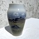 Royal Copenhagen, Vase med landskabsmotiv, 15,5cm høj, 9cm i diameter, 1.sortering *Perfekt stand*
