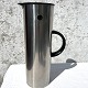Stelton, 
Rustfrit stål, 
Termokande, 
30cm høj, 
10,5cm i 
diameter, 
design Erik 
Magnussen 
*Brugt stand*
