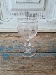1800tals snapseglas med tøndeformet kumme på stilk med knap, med slebet dekoration i form af ...