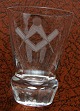 Logeglas eller Frimurer glas, snapseglas på kantsleben fod, dekoreret med Frimurersymbolet ...