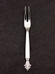 Georg Jensen 
Dronning 
sterling sølv 
pålægsgaffel 12 
cm. emne nr. 
498723
Lager:1