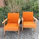Hans J. Wegner design stole.Hans J. Wegner; Par lænestole i eg med originalt orange betræk, ...