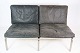 Man - Norr11's 2 personers sofa er et unikt design lavet med stel af rustfrit stål og sorte ...