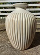 Vase i keramik med rillet dekoration rundt om vasen. Fremstillet i 1950erne. Designet af den ...