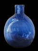 Nordisk lommeflaske af blåt glas, sidste halvdel af 1800-tallet. Korpus på lommelærken fladt ...