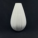 Højde 30 cm.Moderne hvid vase fra Royal Copenhagen.Vasen er med glaseret overdel og ...