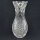 Højde 37 cm.Stor slebet vase af krystal fra 1950'erne. Vasen er slebet med en stor stjern ...