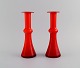 Holmegaard/Kastrup. To Carnaby vaser i rødt mundblæst kunstglas. 1960'erne.Måler: 21 x 7,7 ...