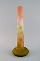 Émile Gallé (1846-1904), Frankrig. Vase i matteret kunstglas med lysegrønt overfang udskåret i ...