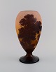 Émile Gallé (1846-1904), Frankrig. Sjælden vase i mundblæst kunstglas. Sølandskab med træer i ...