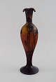 Muller Frères, Frankrig. Vase i røgfarvet kunstglas med mørkt overfang udskåret i form af grene ...