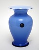 Holmegaard, Amfora, Vase i lyseblå og opal. Designet af Michael Bang i 1991. Højde 15 cm. ...