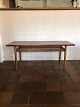 Dansk møbelproducent sofabord med plade i massiv teaktræ samt understel af egetræ.Pæn brugt ...