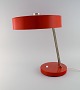 Stor justerbar skrivebordslampe i original rød lak. 1970'erne.Højde: 43 cm.Fod diameter: 20 ...