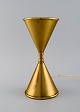 Timeglas formet designer bordlampe i messing. Midt 1900-tallet. Måler: 25 x 12 cm.I flot stand.