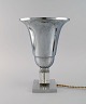 Bordlampe i aluminium og klart kunstglas. Fransk design, 1940'erne.Måler: 29 x 20 cm.I flot ...