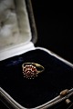 Gammel forgyldt sølv ring med smukke røde granater. Stemplet.Ring størrelse: 55. Dia.1,2cm.
