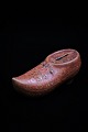 Gammel keramik sparrebøsse i form af træsko med gammel bemaling og fin patina. H:5,5cm. L:14cm.