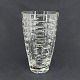 Højde 21 cm.Flot moderne vase i krystalglas med fine slibninger.Den er slebet med lodrette ...