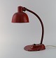 Justerbar arbejdslampe i original rød lak. Industrielt design, midt 1900-tallet.Højde: 40 ...