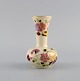 Zsolnay vase i cremefarvet porcelæn med håndmalede blomster, sommerfugle og gulddekoration. Sent ...