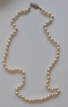 Perle halskæde med forsølvet lås, 20. årh. Længde.: 60 cm. Perfekt stand!