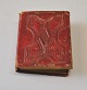 Miniature fotoalbum i rødt læder, 19. årh Danmark. Indeholdende miniature fotografier af bl.a. ...