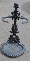 Paraply stativ 
i sortbemalet 
støbejern, 19. 
årh. Højde.: 55 
cm. B.: 32 cm.