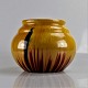 Mikkel Andersen 
& Søn gul vase
med røde 
lodrette linier 
med 1 mørkegrøn 
streg fra 
bunden 
med ...