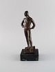 Ubekendt billedhugger. Bronzefigur på marmorbase. Hætteklædt mand. 1930/40'erne.Måler: 21 x 8 ...