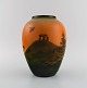 Ipsens enke, 
Danmark. Vase i 
glaseret 
keramik. 
Håndmalet 
landskab med 
gravhøj. 
1920/30'erne. 
...