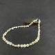 Længde 47 cm.Fin perlehalskæde med hvide og lyserøde perler adskilt af små blomster i ...