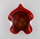 Stor bladformet Murano skål i mundblæst kunstglas med bølgede kanter. Røde nuancer. Italiensk ...