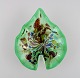 Bladformet Murano skål i polykromt mundblæst kunstglas. Grøn baggrund. Italiensk design, ...