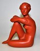 Gmunder keramik af siddende kvinde, 2026. Østrig. Stemplet. Bemalet rødler. Højde.: 12 cm. 