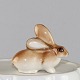Siddende figur af kanin/hare i porcelænRødt stempel på bundenHøjde 6 cmLængde 7 ...