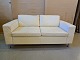 Læder sofa med 
stålben, fra 
2005
Den har 
brugsspor.
H 75cm B 160cm 
D 90cm 
Sædehøjde 45cm
