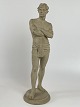 Antik terracotta-figur af stående mand med lændeklæde. Figuren er stemplet L. P. Jørgensen København, eneret. Cirka 1890'erne.