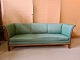 Sofa med massiv 
mahogni ramme, 
fra 1950erne.
Betrækket har 
brugsspor og 
fjedrene sejler 
...