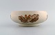 Kähler, HAK. 
Skål i glaseret 
keramik med 
håndmalede 
blade og agern. 
1960'erne.
Måler: 23,5 x 
...