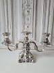 Trearmet sølv 
lysetage i 
rokoko 
inspireret 
design
Stemplet: H.J. 
830
Højde 19 cm. 
Længde 32 cm.