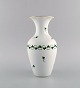 Herend vase i håndmalet porcelæn. Midt 1900-tallet.Måler: 26 x 13 cm.I flot stand.Stemplet.