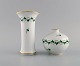 To Herend vaser i håndmalet porcelæn. Midt 1900-tallet.Største måler: 17 x 9,7 cm.I flot ...
