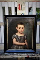 Dekorativt , lille 1800 tals børne portræt maleri , olie på lærred i sort træ ramme.Maleriet ...
