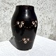 Keramik vase, Brun med hvide snirkler, 25cm høj, 19cm bred, Mærket: KK 181 *Med flere afslag i ...