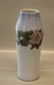 173-232 Kgl. Vase med rose 23 cm præ 1923 Malernr. 43  fra  Royal Copenhagen I hel og fin stand