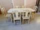 Spisebord med 3 
tillægsplader 
og 6 stole, fra 
1920erne.
Sættet har 
brugsspor, 
stolene er ...